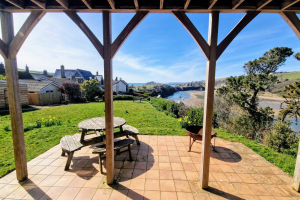 WHITE HORSES | WHOLE HOUSE | BANTHAM
